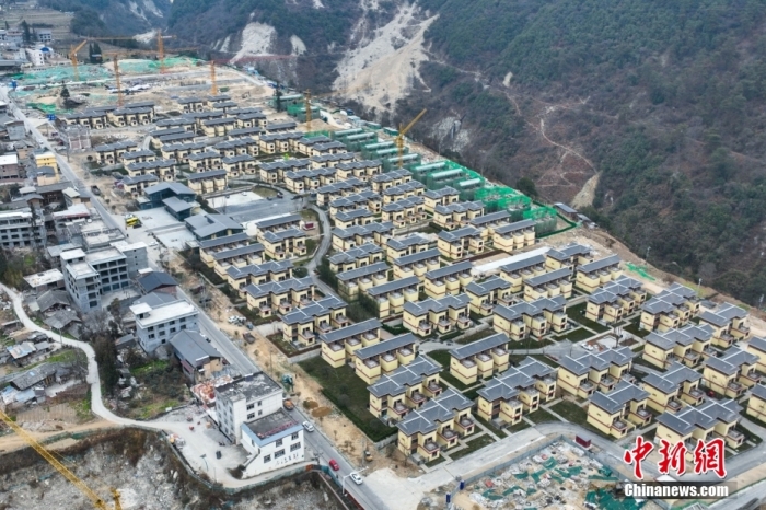 圖為2月1日，瀘定磨西鎮(zhèn)震后重建的安置小區(qū)。(無(wú)人機(jī)照片)<a target='_blank' href='/'><p  align=