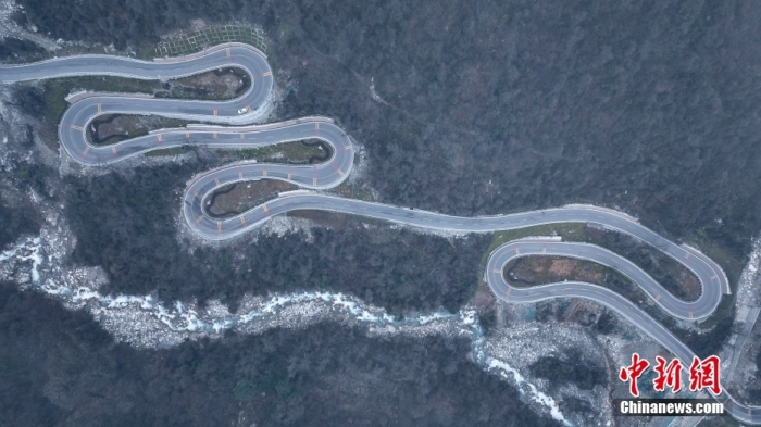 圖為2月1日，震后重建的海螺溝景區(qū)道路。(無人機照片)<a target='_blank' href='/'><p  align=