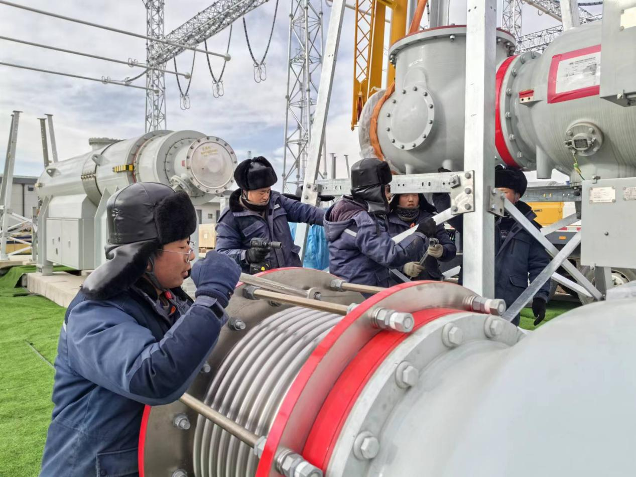 750千伏HGIS單元開(kāi)蓋環(huán)節(jié)。王元明攝