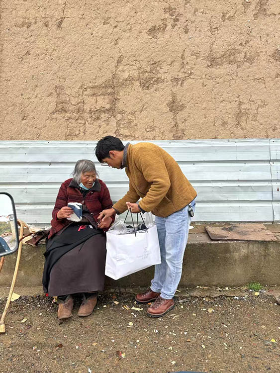 扎西奪爾登為困難群眾送去冬季御寒物資。阿壩州文明辦供圖