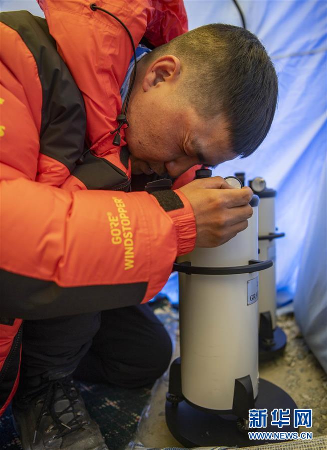 （新華全媒頭條·圖文互動）（9）往更高處長、往長春北京方向移動——來自海拔8848.86米的報告