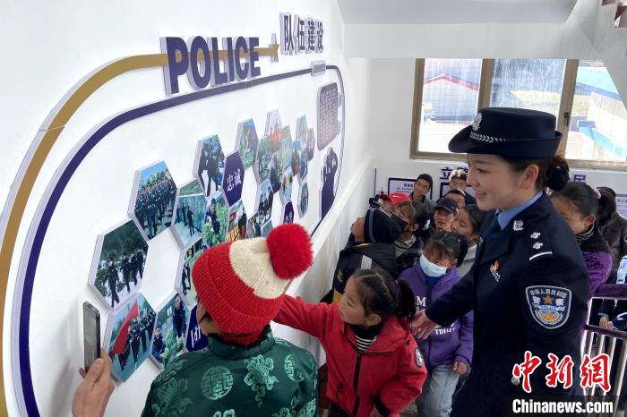 山南邊境管理支隊(duì)勒布邊境派出所舉行警營(yíng)開(kāi)放日活動(dòng)，邀請(qǐng)駐地民眾進(jìn)警營(yíng)，了解民警工作生活?！∏f冀 攝