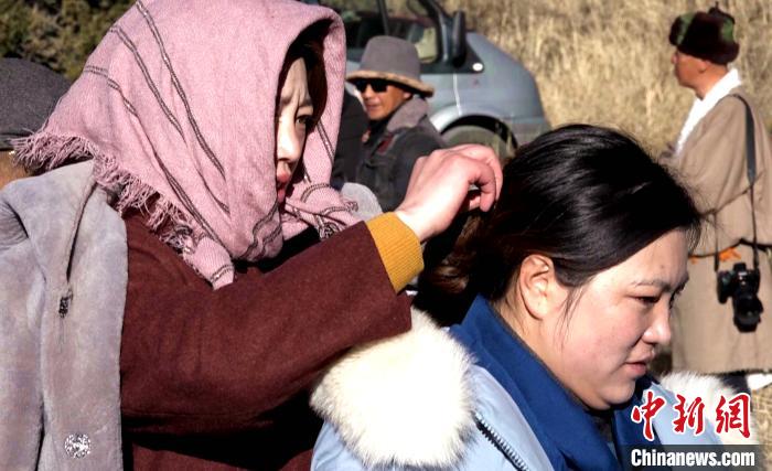 圖為1月13日，電影《雪域青春》群眾演員做拍攝準(zhǔn)備?！∝暽＠?攝