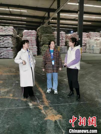 圖為次仁措姆(中)正在開(kāi)展街道工作。<a target='_blank' ><p  align=