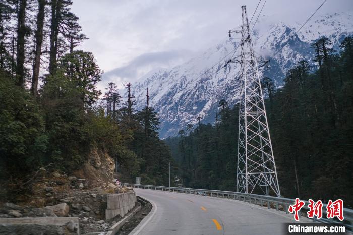 目前唯一進(jìn)出墨脫的公路波墨公路?！『闻罾?攝