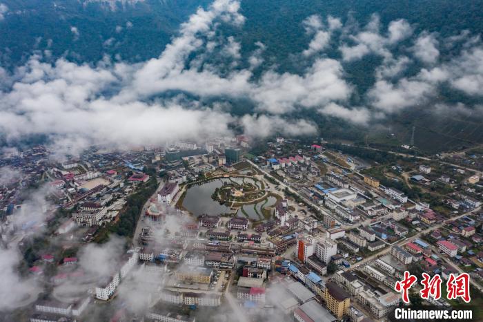 圖為墨脫縣城?！『闻罾?攝