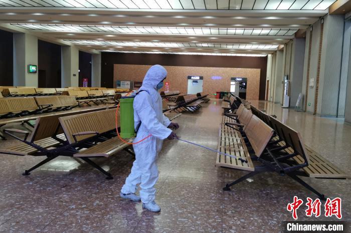 圖為拉薩車(chē)站工作人員在候車(chē)室進(jìn)行消毒?!±詈P?攝