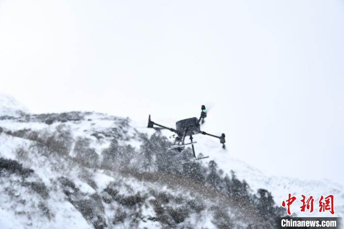 圖為無(wú)人機(jī)檢跡?！〗有?攝