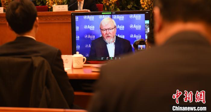 圖為外國(guó)專家通過(guò)線上進(jìn)行分享交流。　趙朗 攝