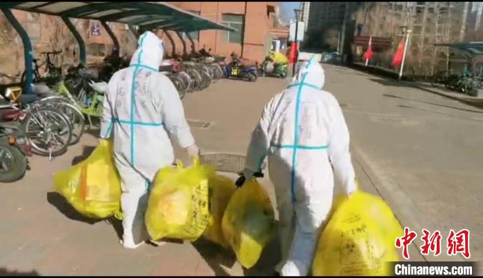 收集垃圾?！¤F西區(qū)委宣傳部 攝