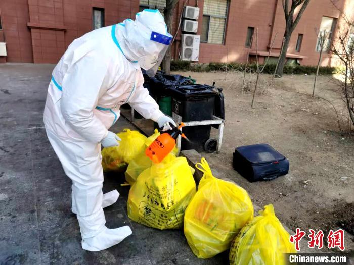 給垃圾做消殺?！¤F西區(qū)委宣傳部 攝