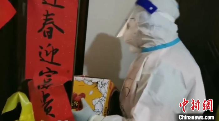 為封閉在家居民送快遞?！¤F西區(qū)委宣傳部 攝