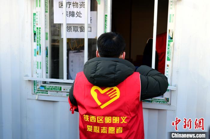 領(lǐng)防護(hù)用品?！¤F西區(qū)委宣傳部 攝