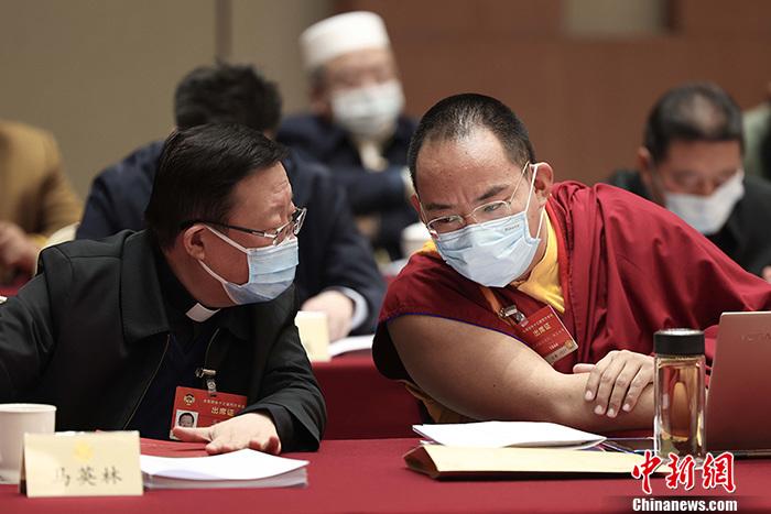 3月9日上午，全國政協(xié)十三屆四次會議舉行小組會議，討論“兩高”工作報告，審議各項(xiàng)決議和報告草案。圖為北京友誼賓館宗教界別委員小組會議現(xiàn)場，全國政協(xié)常委、中國佛教協(xié)會副會長、中國佛教協(xié)會西藏分會會長班禪額爾德尼·確吉杰布(右)與全國政協(xié)常委、中國天主教主教團(tuán)主席馬英林(左)交流。<a target='_blank' ><p  align=