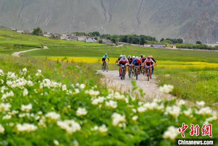 資料圖為2019年，西藏拉薩在堆龍德慶區(qū)舉行楚布溝山地自行車越野賽。　江飛波 攝