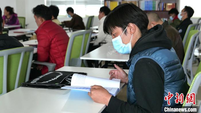 圖為正在閱讀“杰松達(dá)孜”藏歷法教材的學(xué)員?！≈x牧 攝