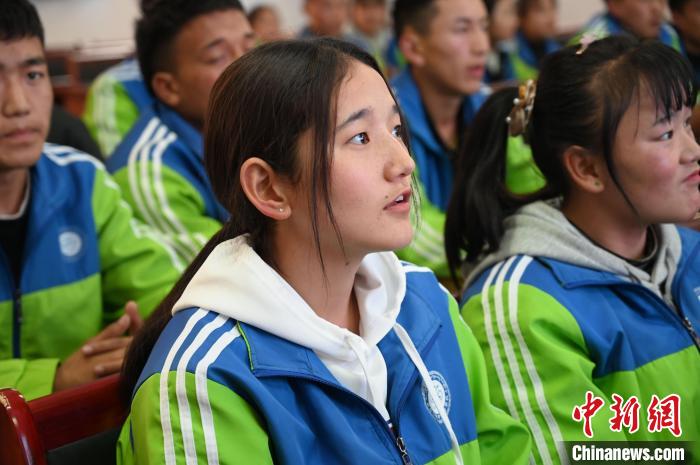 圖為學(xué)生在聆聽(tīng)授課。