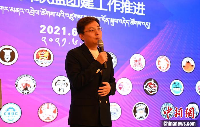 圖為中國舞蹈家協(xié)會街舞委員會常務(wù)副主任、秘書長夏銳致辭?！≮w朗 攝