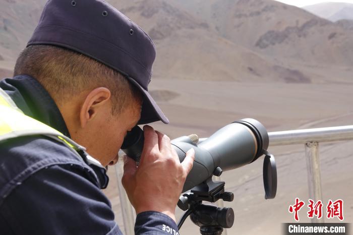 索朗曲扎用望遠(yuǎn)鏡查看邊境情況?！∪轿木?攝