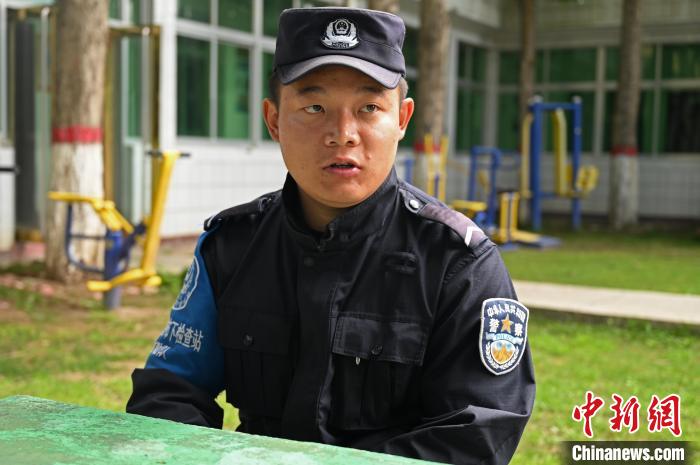 圖為邊煒接受記者采訪?！≮w朗 攝