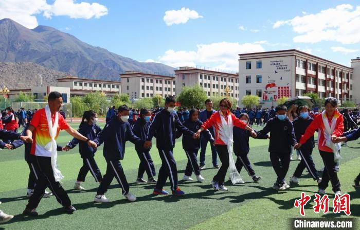 圖為世界冠軍與拉薩阿里地區(qū)高級中學(xué)學(xué)生一起跳鍋莊?！∪轿木?攝