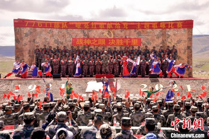 圖為主題歌詠比賽活動現(xiàn)場?！●R成鎖 　攝