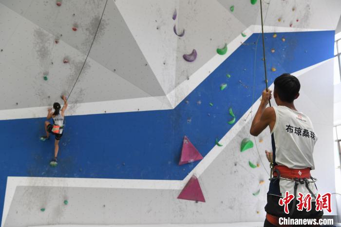 圖為西藏登山體驗(yàn)健身訓(xùn)練館內(nèi)登山隊(duì)員在體驗(yàn)攀巖項(xiàng)目?！∝暩聛硭?攝