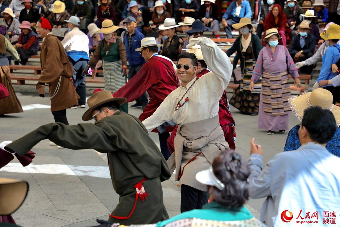 拉薩市民在宗角祿康公園跳鍋莊舞。人民網(wǎng) 次仁羅布攝