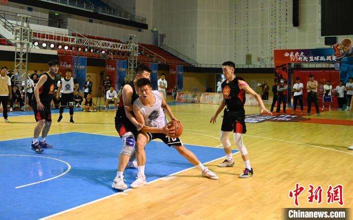 圖為西藏美康隊(白色球衣)對決雪域兄弟隊?！≮w朗 攝