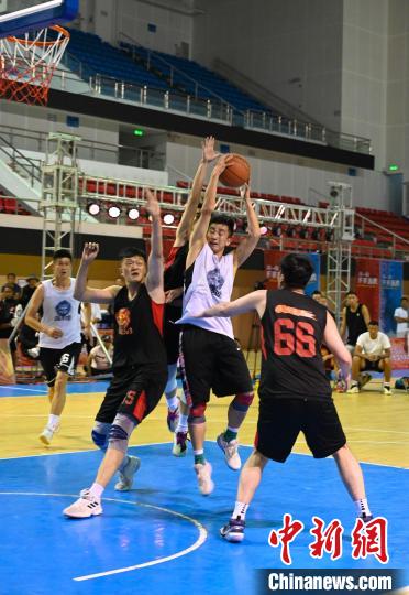 圖為西藏美康隊(白色球衣)對決雪域兄弟隊?！≮w朗 攝