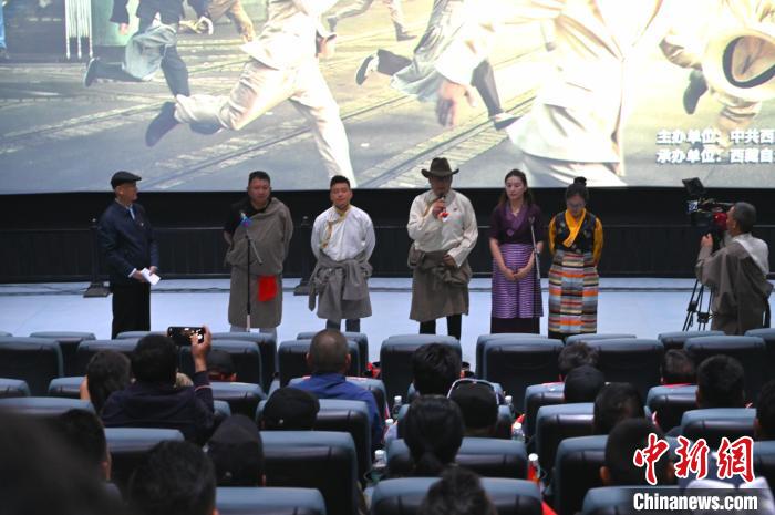 圖為主創(chuàng)人員分享譯制過程?！≮w朗 攝