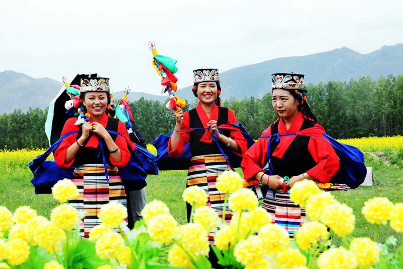 笑靨如花的群眾。洛?？酥閿z