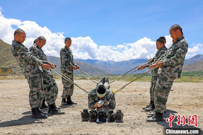 圖為荊棘排雷訓(xùn)練?！⊥踔緜?攝