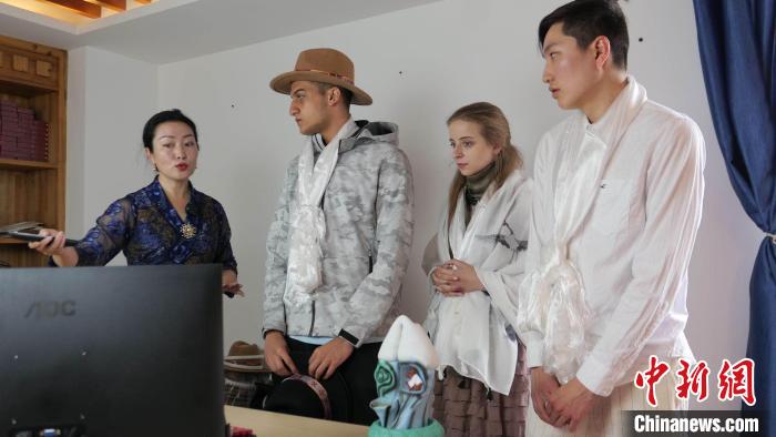 圖為圖為主播白瑪旺姆為留學(xué)生介紹直播流程。　謝牧 攝