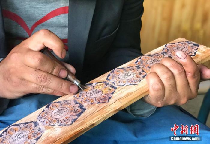 圖為7月14日，普松雕刻技藝傳承人嘎瑪曲扎正在家中進(jìn)行創(chuàng)作。 <a target='_blank' ><p  align=
