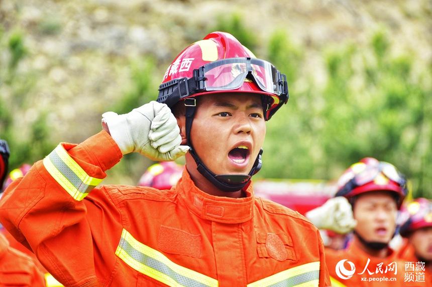 消防指戰(zhàn)員重溫入隊誓詞。人民網 李海霞 攝
