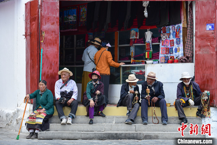 7月24日，轉(zhuǎn)經(jīng)老人在拉薩八廓街上休息。 <a target='_blank' ><p  align=