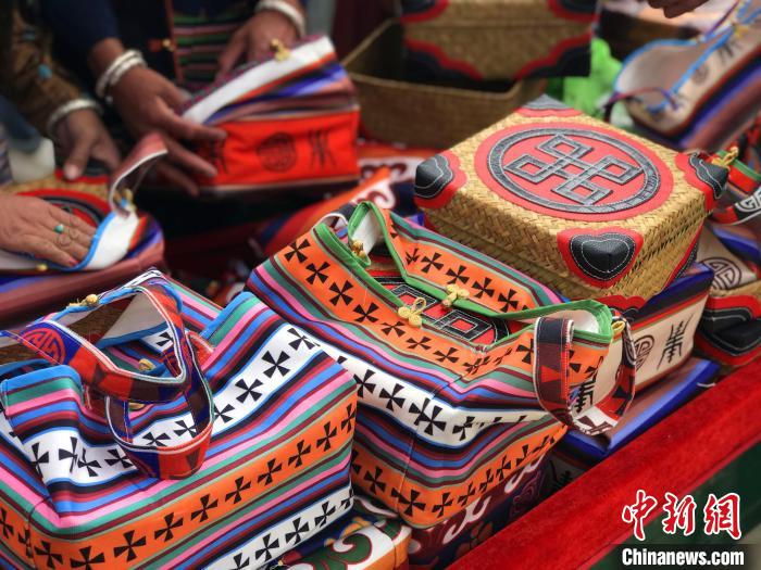 圖為打隆物交會上售賣的民族手工藝品?！∪轿木?攝