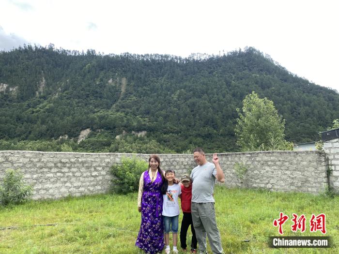 周勁名一家。彭寧鈴 攝