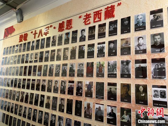 紅樓內(nèi)的展示墻。彭寧鈴 攝