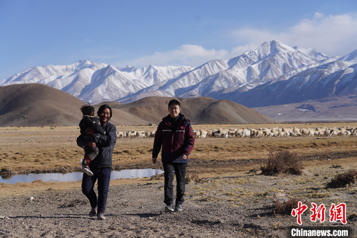 資料圖為4月29日，王克明在西藏自治區(qū)阿里地區(qū)噶爾縣義診。 <a target='_blank' ><p  align=