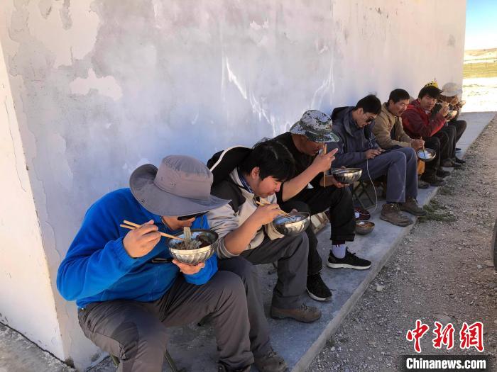 科考隊(duì)員在高原湖泊岸邊進(jìn)餐?！?lt;a target='_blank' ><p  align=