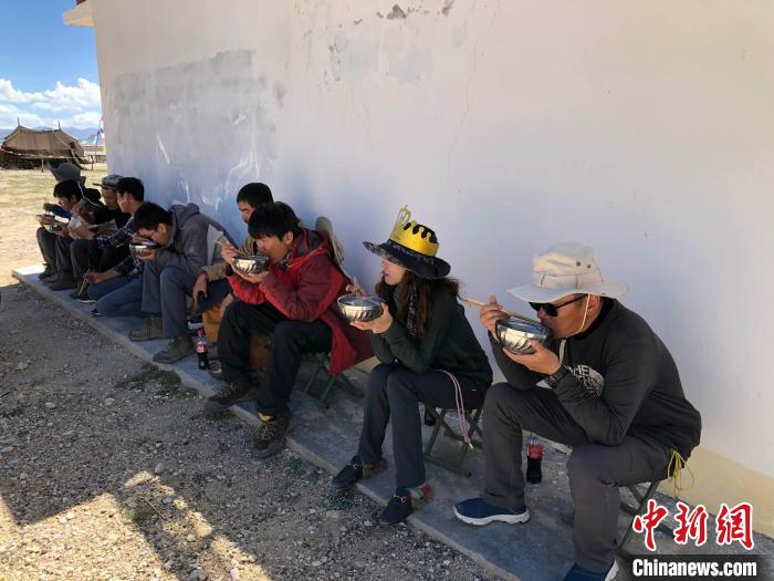 科考隊(duì)員在高原湖泊岸邊進(jìn)餐。　<a target='_blank' ><p  align=