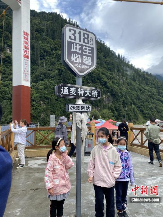 游人在通麥特大橋拍照打卡。彭寧鈴 攝