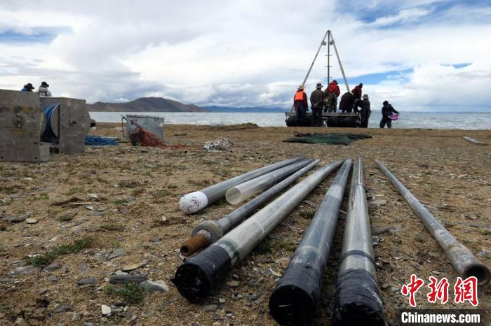 科考隊(duì)員從巴木錯(cuò)采集的科研樣品。　<a target='_blank' ><p  align=