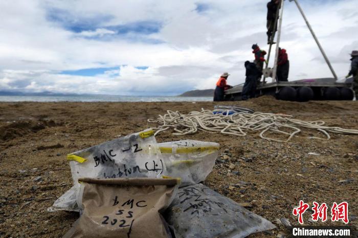 科考隊(duì)員從巴木錯(cuò)采集的科研樣品?！?lt;a target='_blank' ><p  align=
