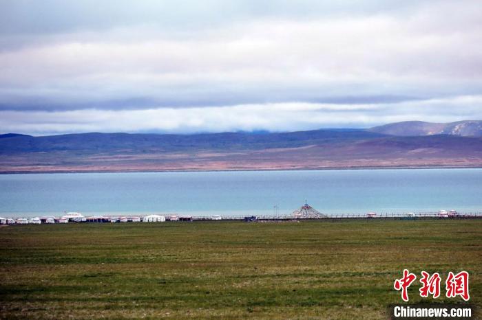 西藏安多縣茲格塘錯岸邊帳篷林立，旅游業(yè)發(fā)展勢頭良好?！?lt;a target='_blank' ></p><p  align=