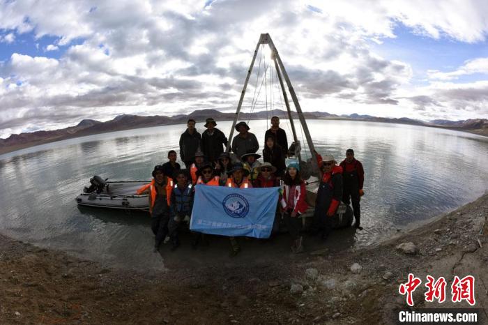 科考隊(duì)員在結(jié)則茶卡湖岸邊合影。　<a target='_blank' ></p><p  align=
