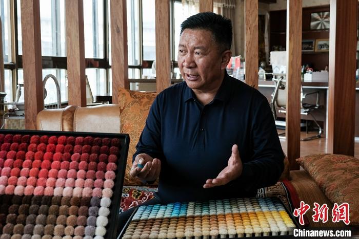 圖為8月4日，次旦展示自己的藏毯標(biāo)準(zhǔn)“色卡”。 <a target='_blank' ><p  align=