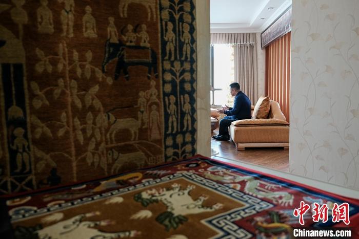 8月4日，次旦在拉薩的公司里懸掛展示的精美藏毯。 <a target='_blank' ><p  align=